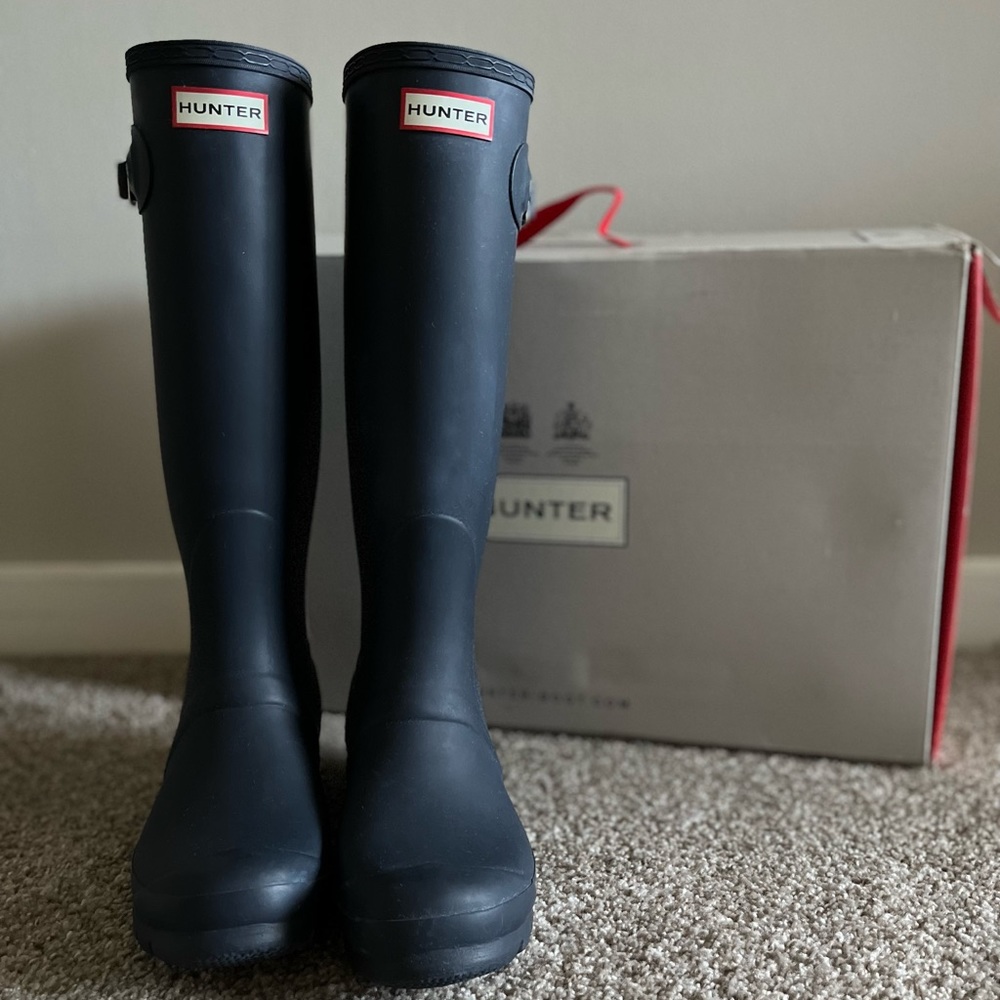 Navy Hunter Rain Boots (W size 7)